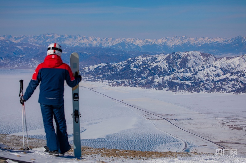 滑雪爱好者在滑雪场欣赏冬日的赛里木湖 (央广网记者丁安 摄)