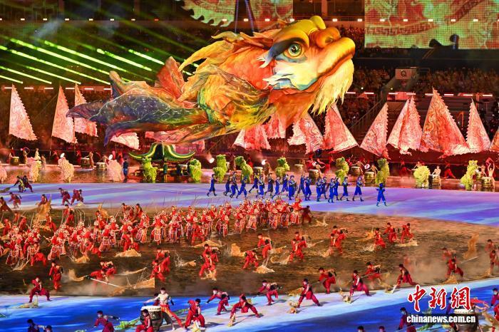 11月9日晚,第十五届全国运动会开幕式在广东奥林匹克体育中心举行。图为鳌鱼造型花灯。 中新社记者 陈骥旻 摄