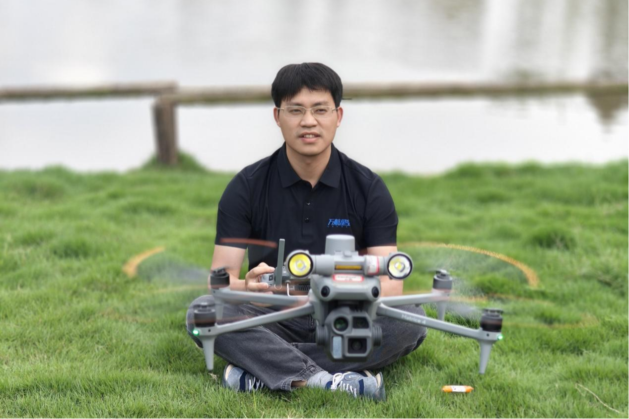胡波正在操纵无人机（央广网发 受访者供图）