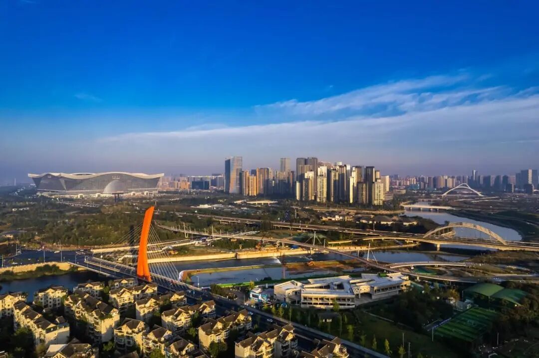 ▲成都高新区锦江两岸城市风景 图据图虫创意