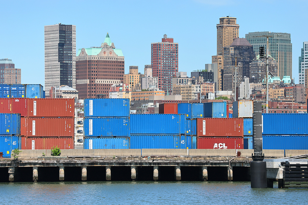 当地时间2025年4月30日,纽约市红钩集装箱码头堆放的集装箱(图自视觉中国)