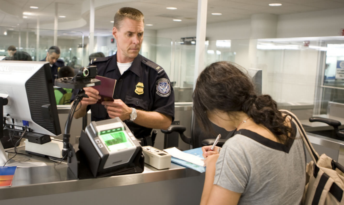 “没有男人”却长在入境官的审美上,可能被认为想靠嫁人留美;穿得不够保守或带了许多漂亮衣服,则可能被当成working girl。最搞笑的是,撑起美国AI公司半边天的中国雇员(无论OPT学生、H-1B还是绿卡)回国探亲后回美时,可能因“专业敏感”被拒入境。