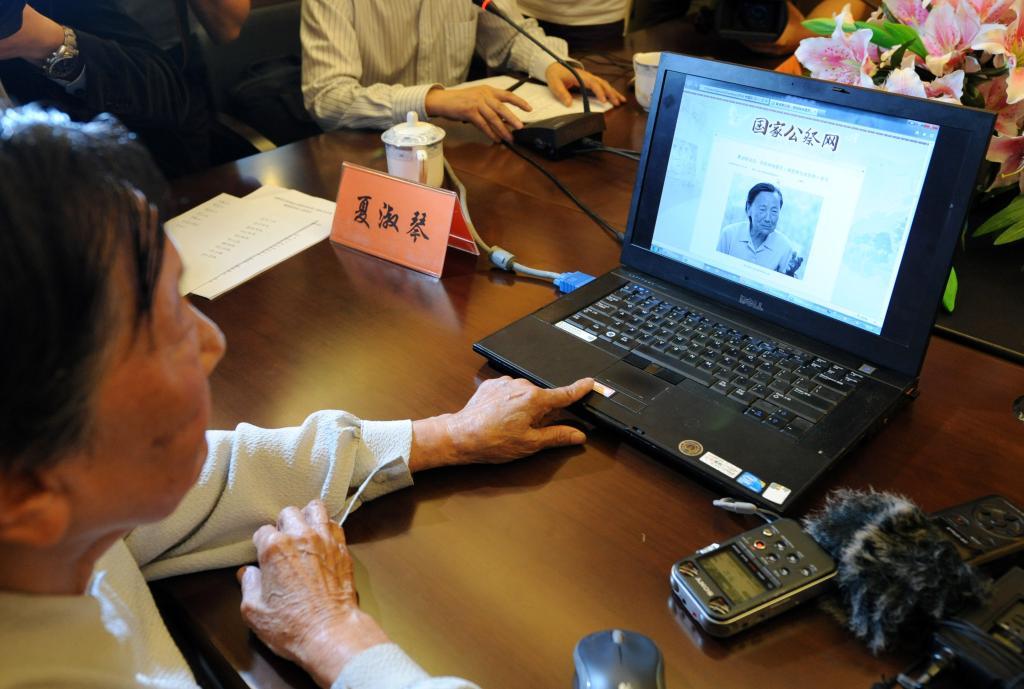 ↑2014年9月17日，夏淑琴点开自己口述证言公布网页。从当日起，侵华日军南京大屠杀遇难同胞纪念馆连续100天每天在国家公祭网和纪念馆官方网站上公布一位南京大屠杀幸存者口述证言。新华社记者 孙参 摄