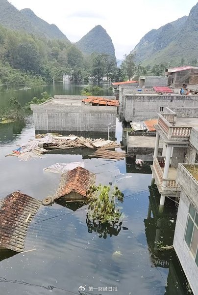 10月12日,随着大进屯洪水上涨,大部分村民转移至屯外,目前仍有20多人留守 受访者供图