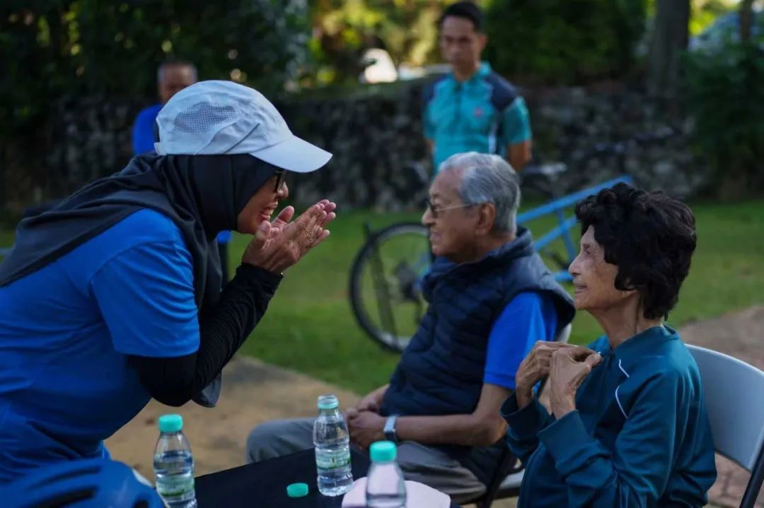 ◆马哈蒂尔和妻子茜蒂哈斯玛经常在公园一起锻炼。