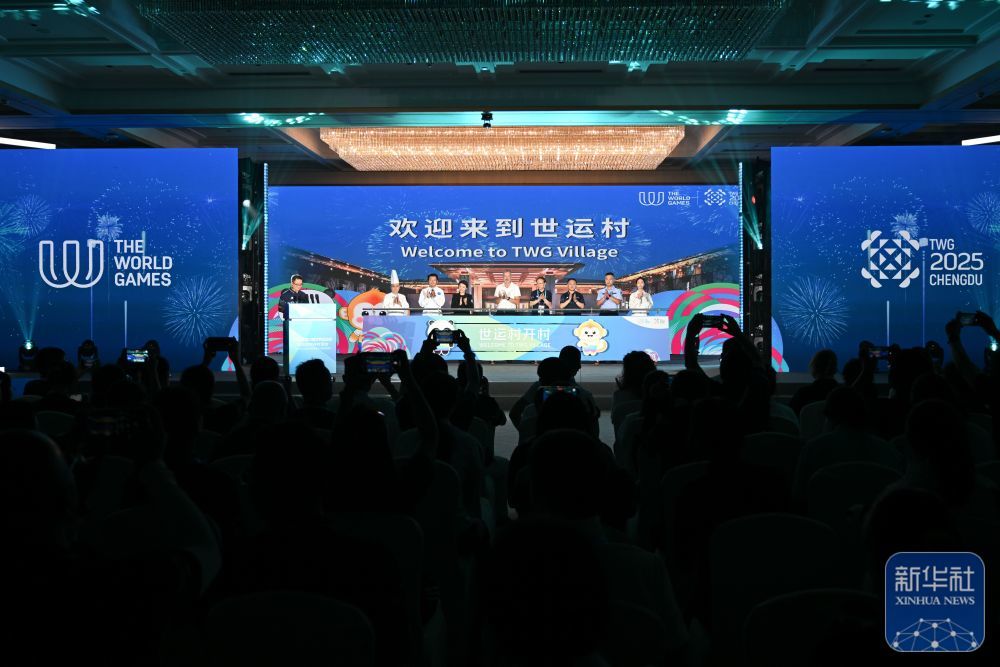 ↑ 嘉宾在成都世运会运动员村开村活动上启动开村装置。新华社记者 胥冰洁 摄