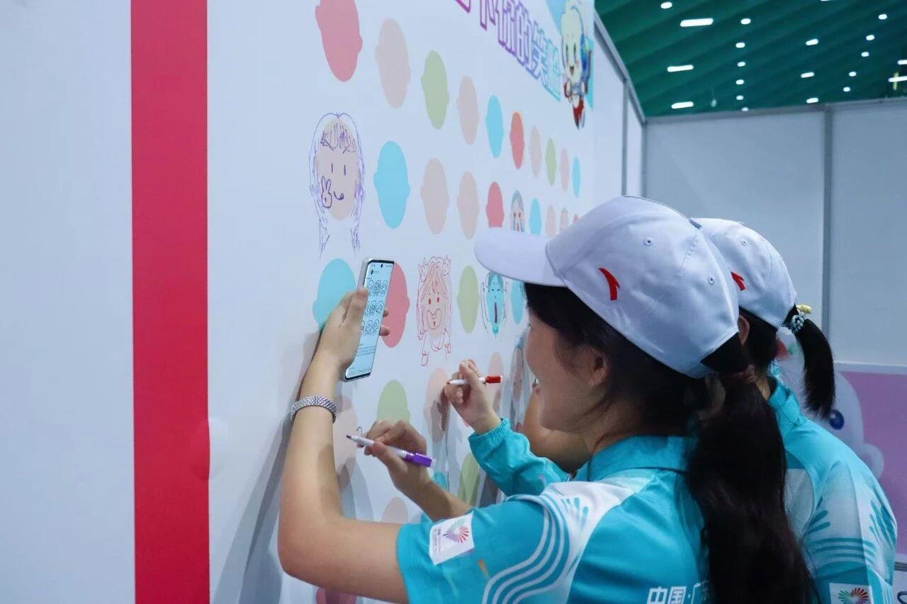 △志愿者绘制创意笑脸。