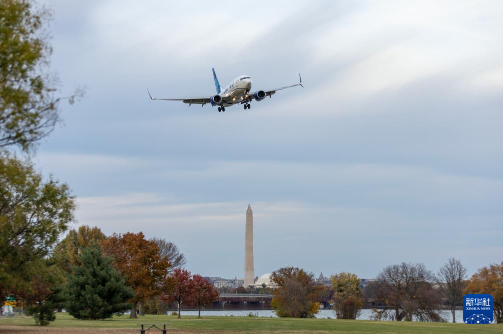 11月7日，一架美国联合航空公司飞机准备降落在美国弗吉尼亚州阿灵顿的里根国家机场。新华社记者 胡友松 摄