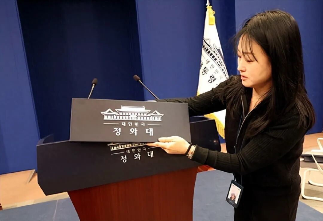 ◆12月22日,工作人员对青瓦台媒体中心所在地——春秋馆做最后调试。