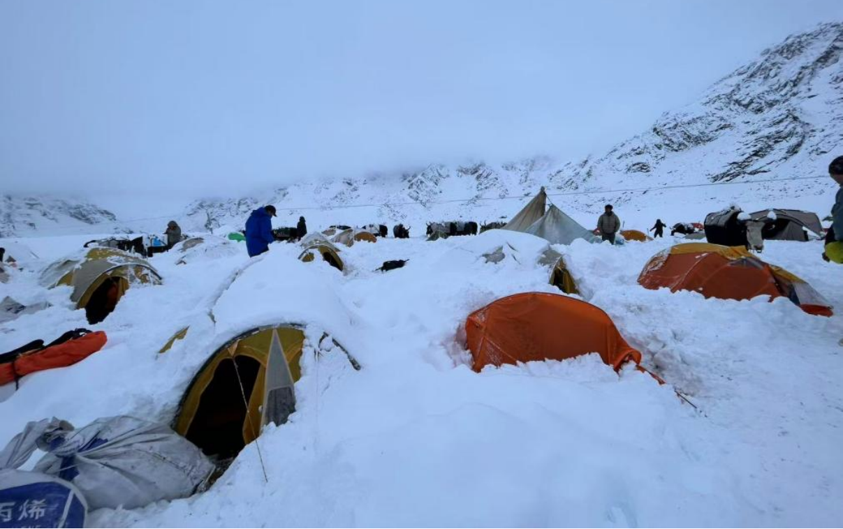 帐篷被厚雪淹没 小鸣供图
