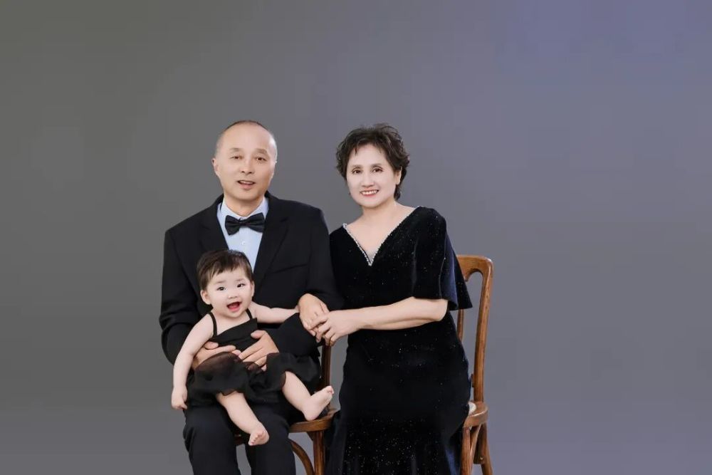 我爸爸最后一次跟妈妈、我周岁的女儿合影。2025年5月11日，在这个世界上我彻底失去了最爱的爸爸了。@Bobo