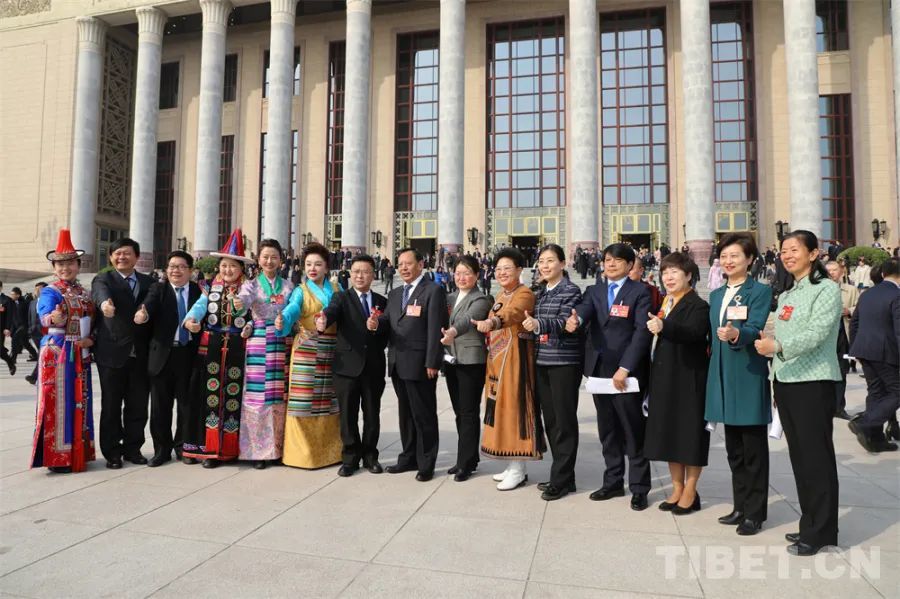 图为边巴拉姆在全国政协十四届二次会议闭幕后在人民大会堂外和其他委员合影 摄影：王茜
