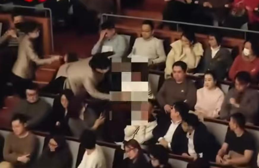 ▲工作人员劝离骂脏话的观众 图据网络视频截图