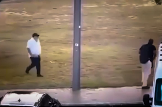 监控画面显示:一名男子手拿砖块走向持枪凶手。图源:澳媒