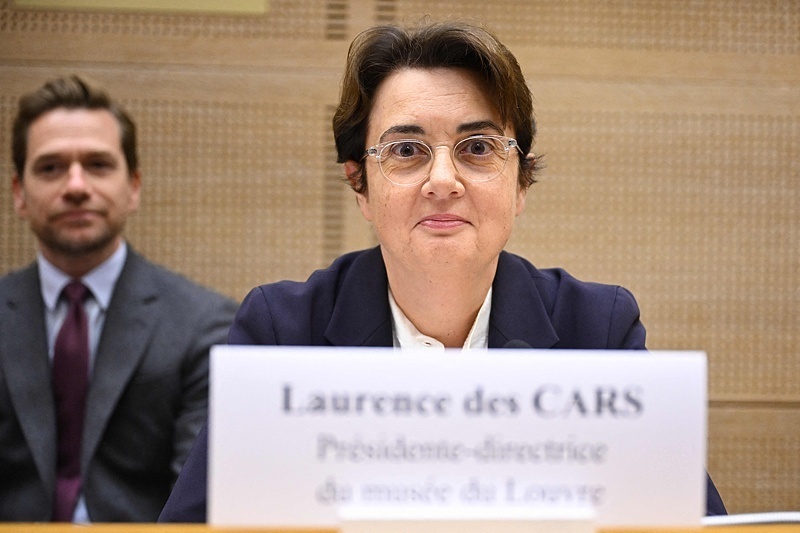 △当地时间22日,劳伦斯·德·卡尔就盗窃案接受质询。