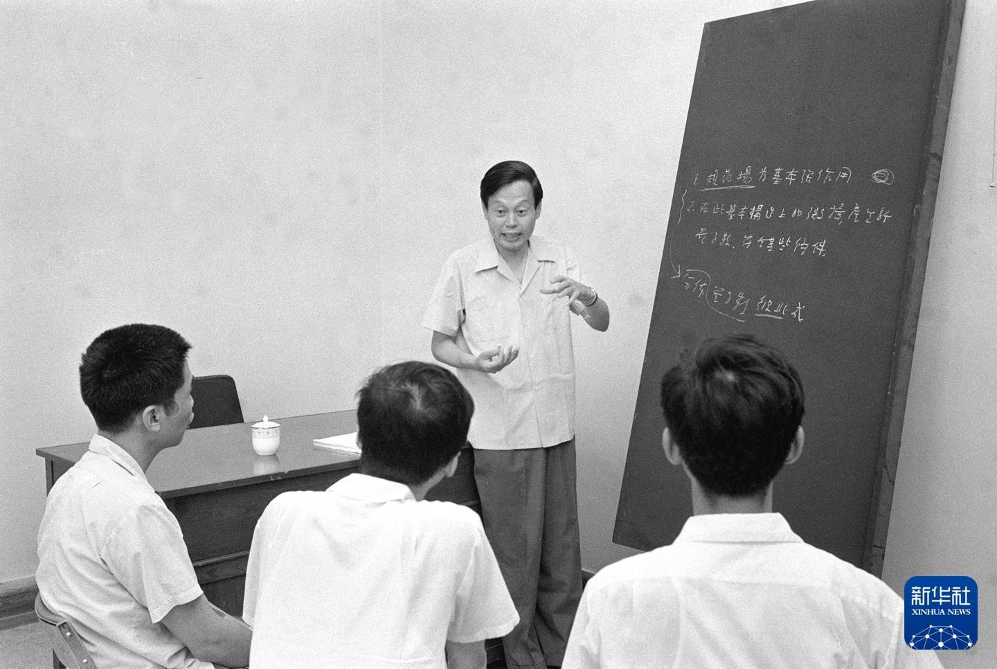 1978年,杨振宁在北京与中国科学工作者进行学术交流。新华社记者 于小平 摄