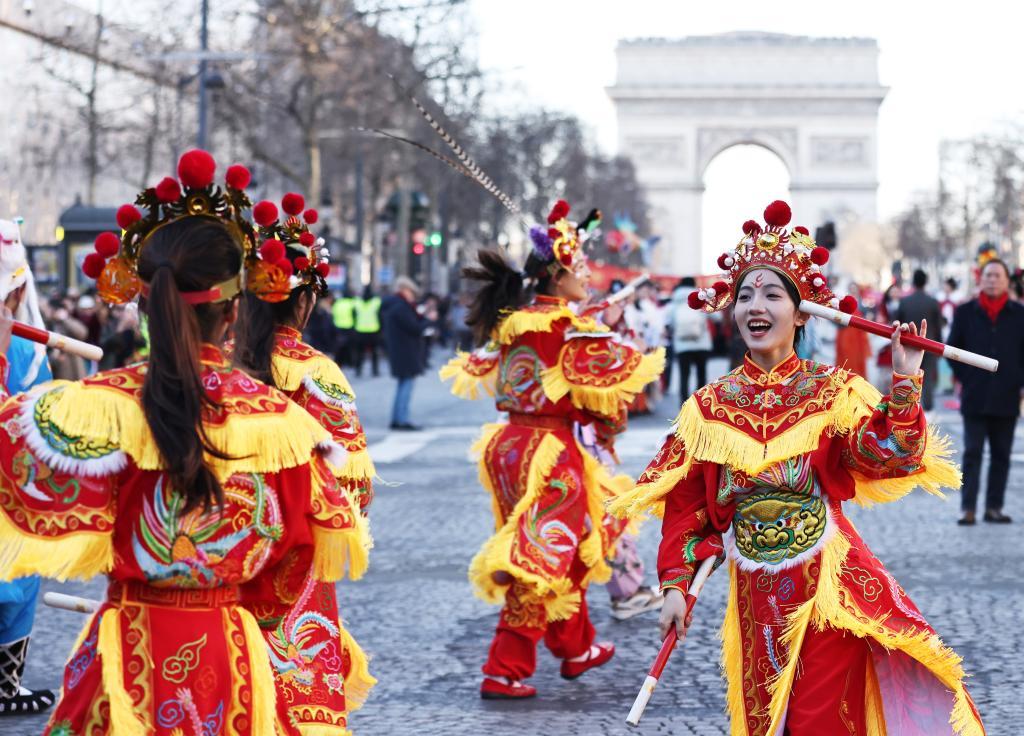 2月2日，“欢乐春节满巴黎，龙狮贺岁舞香街”春节巡游活动在巴黎香榭丽舍大街举行，来自广东汕头潮阳的西门英歌队在巡游活动中亮相。新华社记者 高静 摄