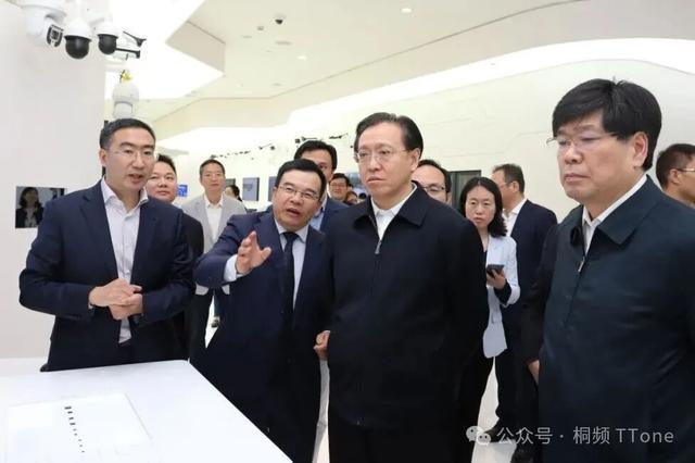 2019年 朱江明作为大华股份的常务副总裁 接待原国家发改委副主任林念修一行视察指导