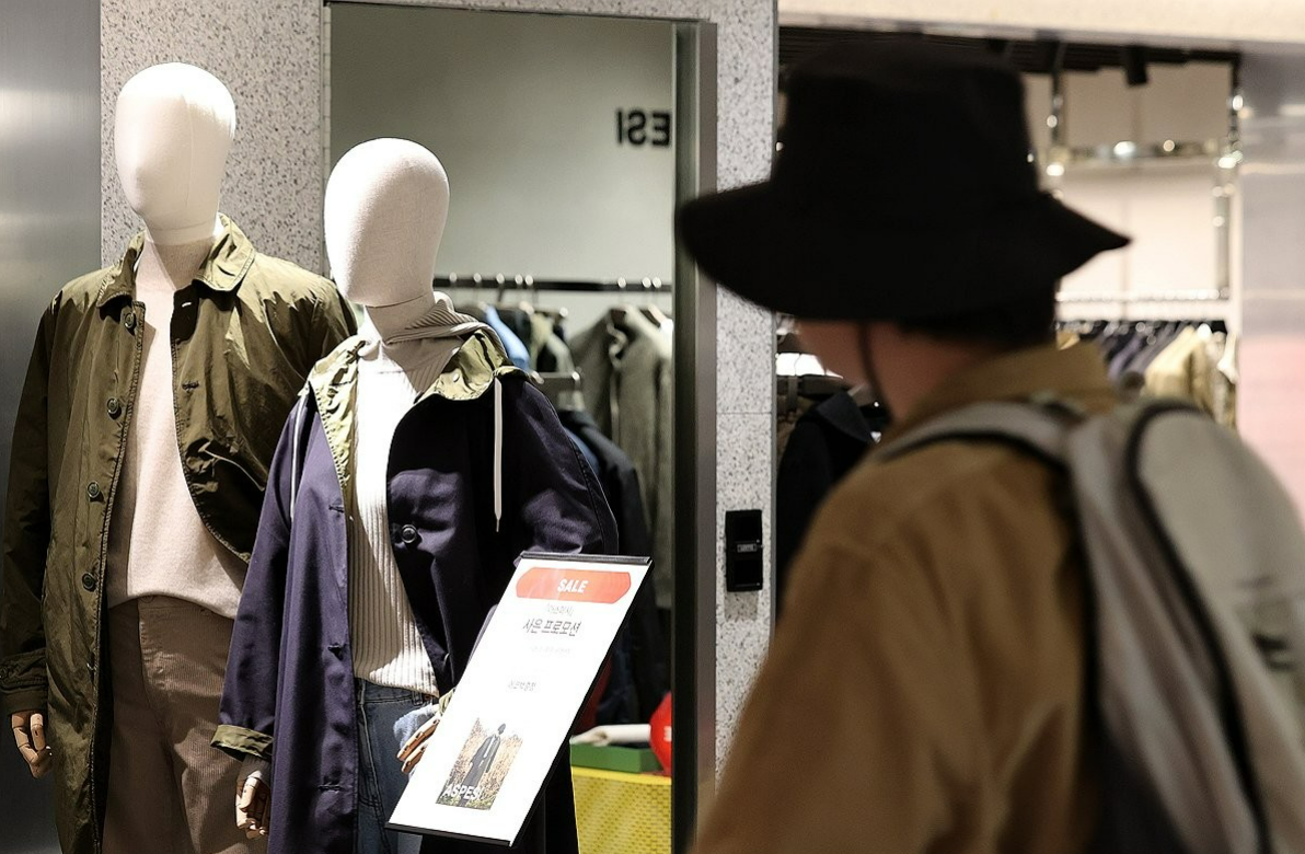 一名顾客正在乐天百货商场购物(资料图)。图源:韩媒