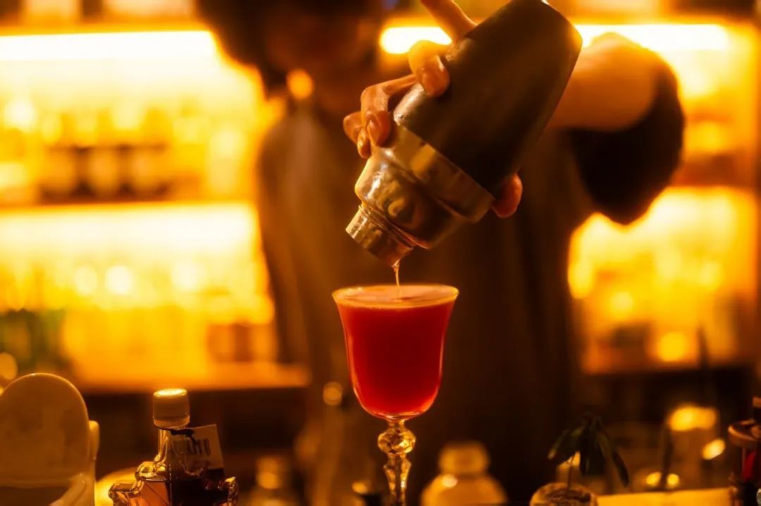 涛子在酒吧里调酒。(图/被访者供图)