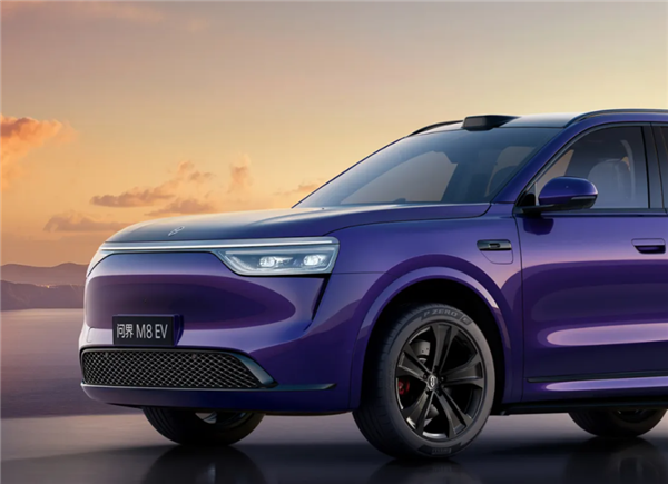 35.98万起、油电同价卖爆!问界M8纯电版上市24小时大定破10000台