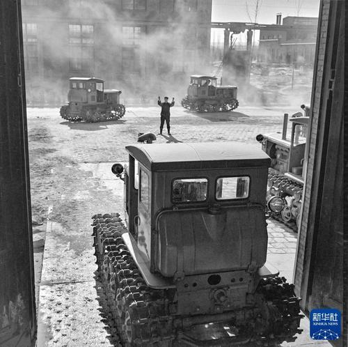 1958年，河南洛阳第一拖拉机厂生产出第一批拖拉机。新华社记者 唐茂林 摄