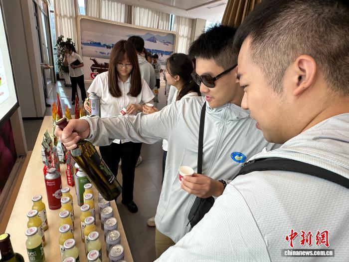 9月2日,台湾青年品鉴静宁苹果科创园中的苹果精深加工产品苹果酒。王牧雨 摄