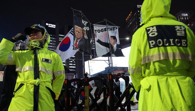 数月来,韩国抗议者经常手举美国国旗举行“反华”集会 韩联社