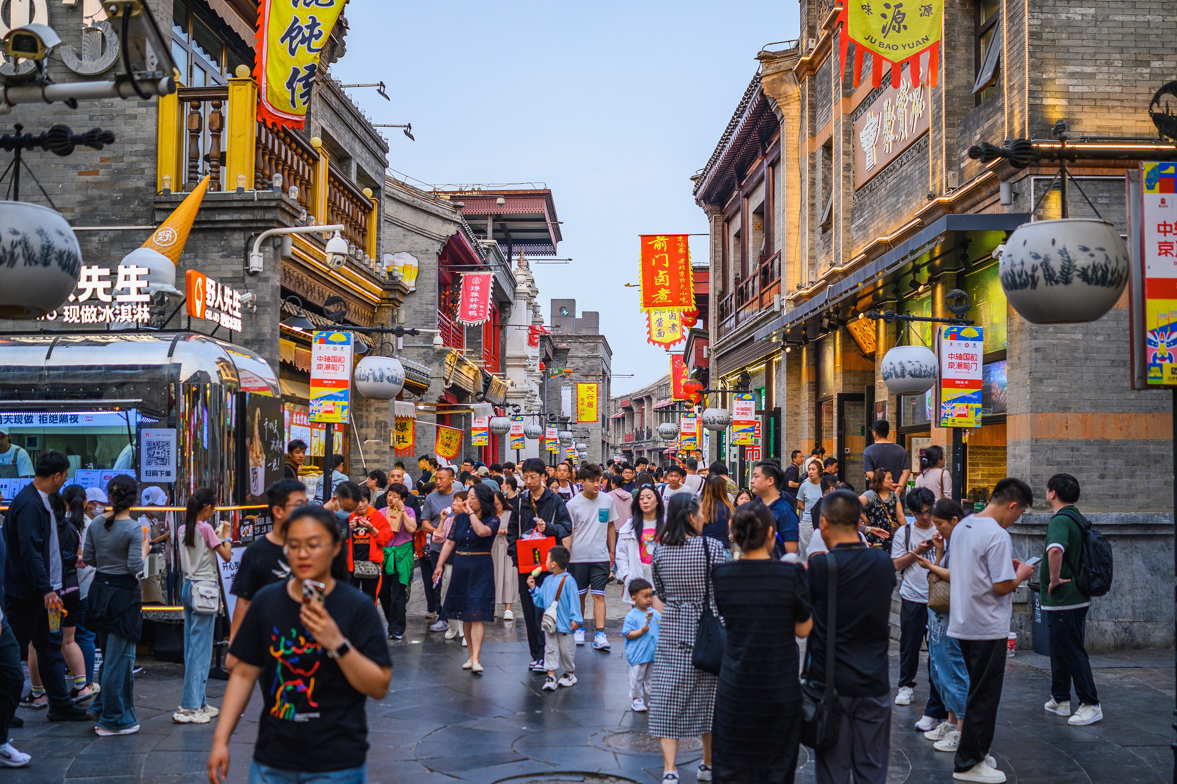 2025年5月25日，北京前门大街游人如织，热闹非凡。