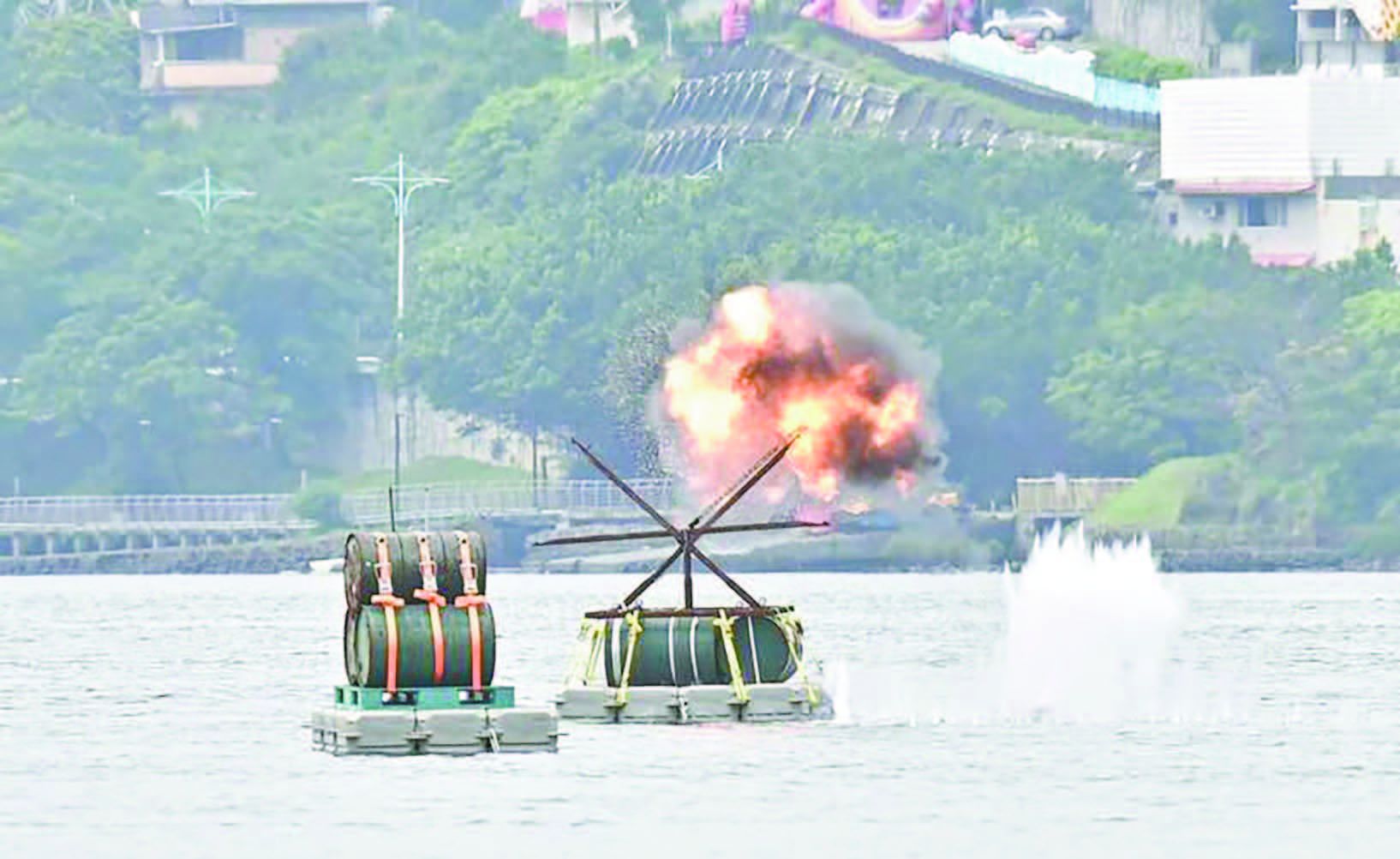 台军引爆漂浮在淡水河上的汽油桶。