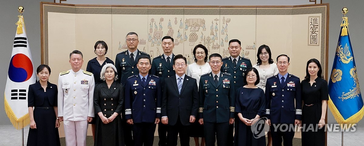 李在明总统2日在首尔龙山总统办公楼举行的晋升仪式暨三剑授勋仪式上,与参谋长联席会议候选人陈英胜(前排左四)等将领及其家属合影留念