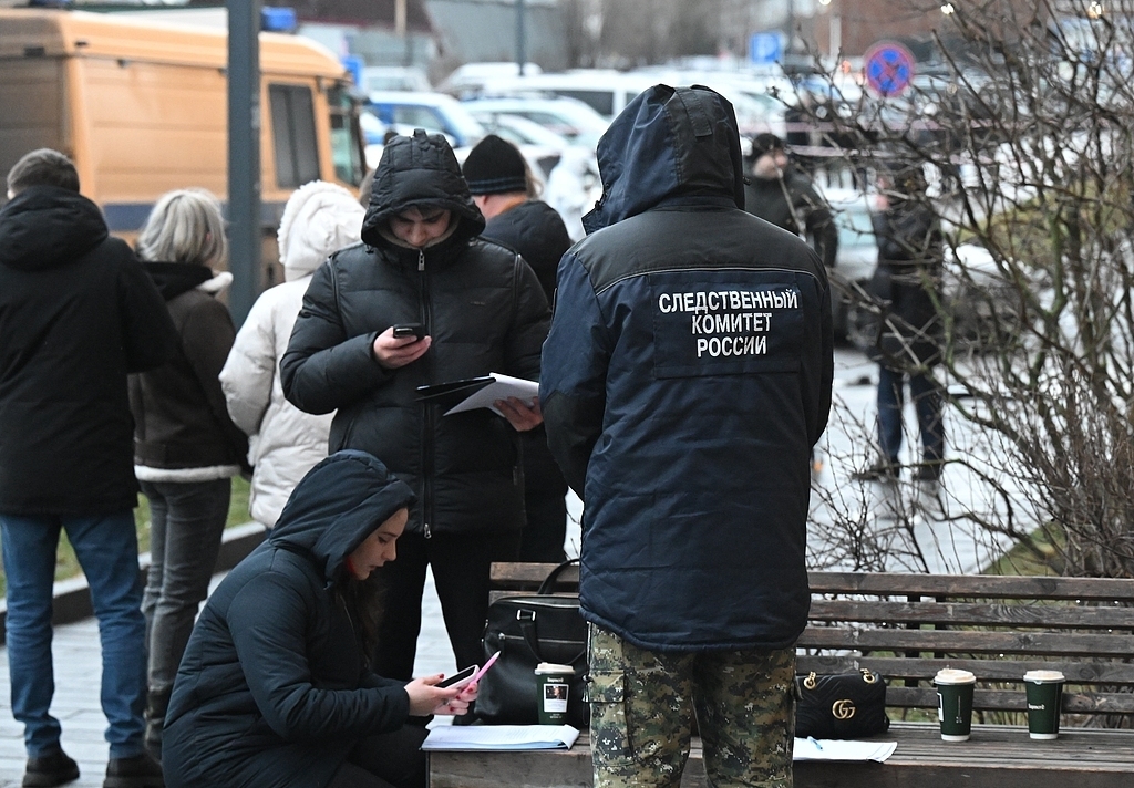 调查人员在现场采证。