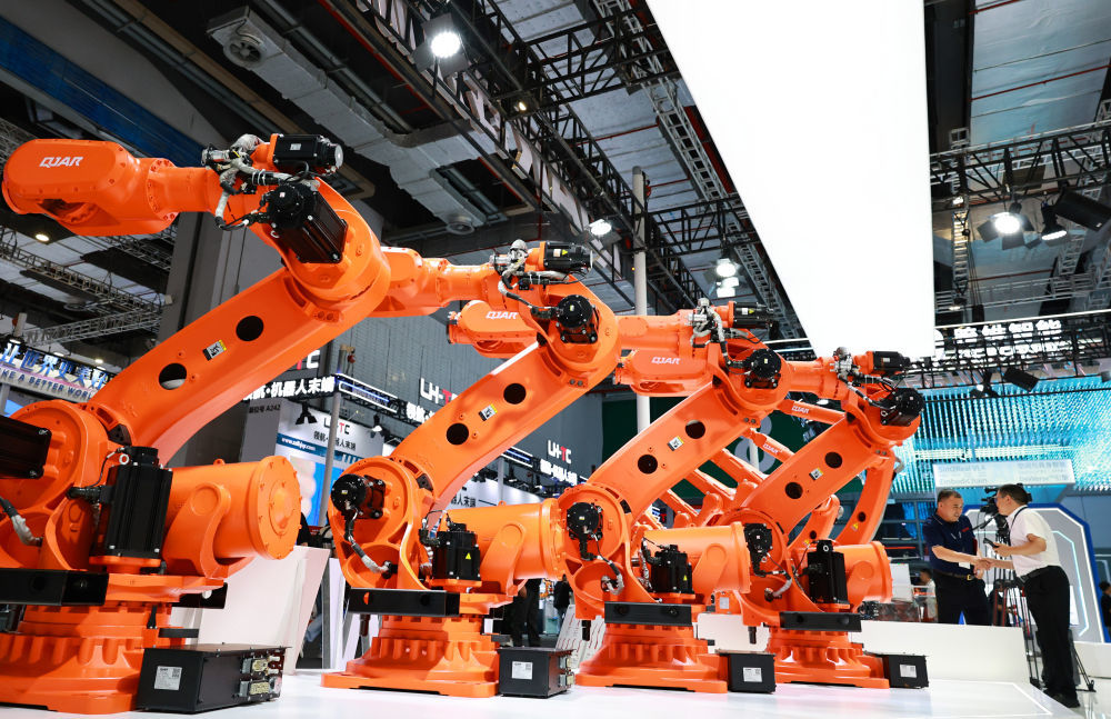 这是2025年9月23日在上海举行的第25届中国国际工业博览会上拍摄的一组大型工业机器人产品。新华社记者 方喆 摄