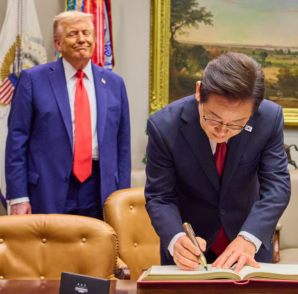 ◆会晤期间,特朗普称喜欢李在明签名时的钢笔,李在明将钢笔赠与特朗普。