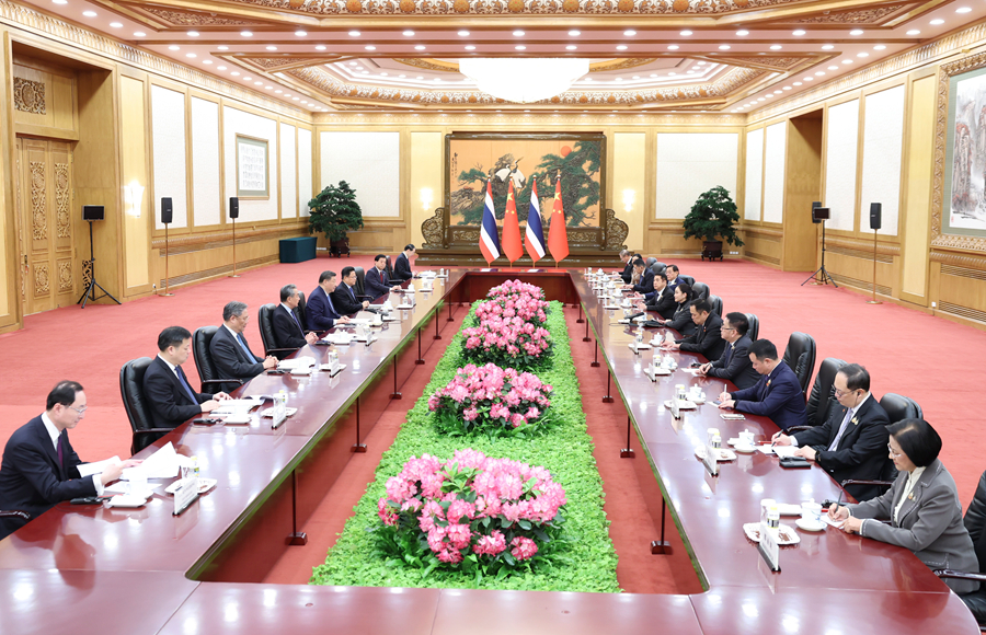 2月6日上午，国家主席习近平在北京人民大会堂会见来华进行正式访问的泰国总理佩通坦。