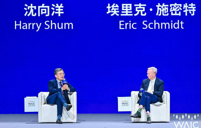 今年7月,施密特(右)在上海参加2025世界人工智能大会(WAIC)