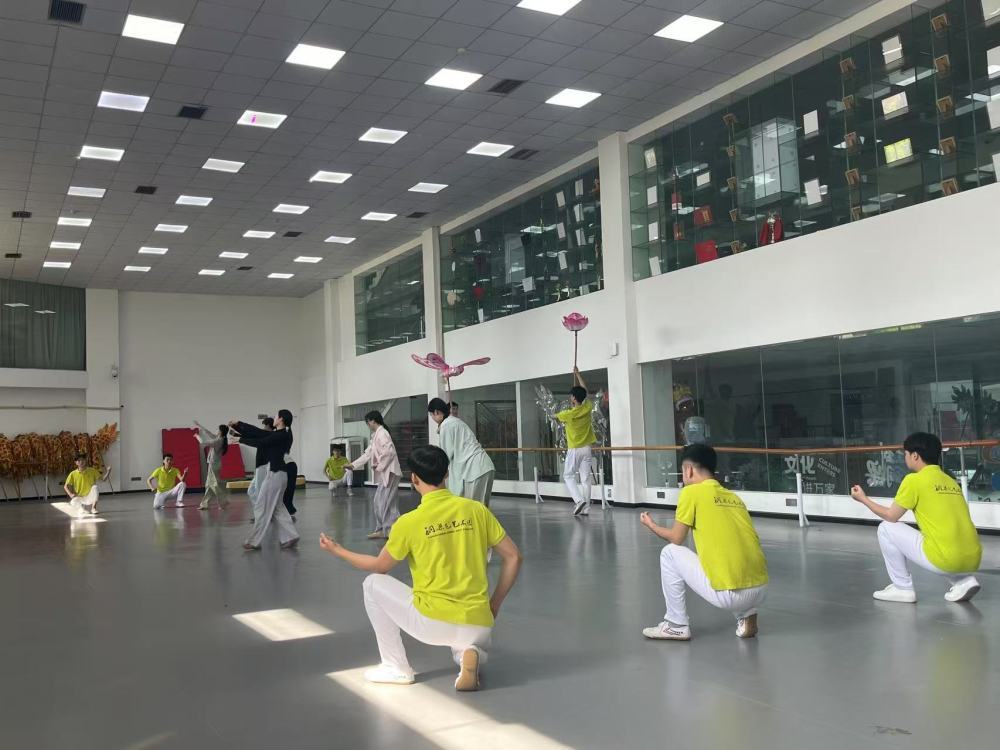 5月12日，重庆铜梁龙艺术团竞技舞龙队队员在训练。新华社记者周思宇 摄