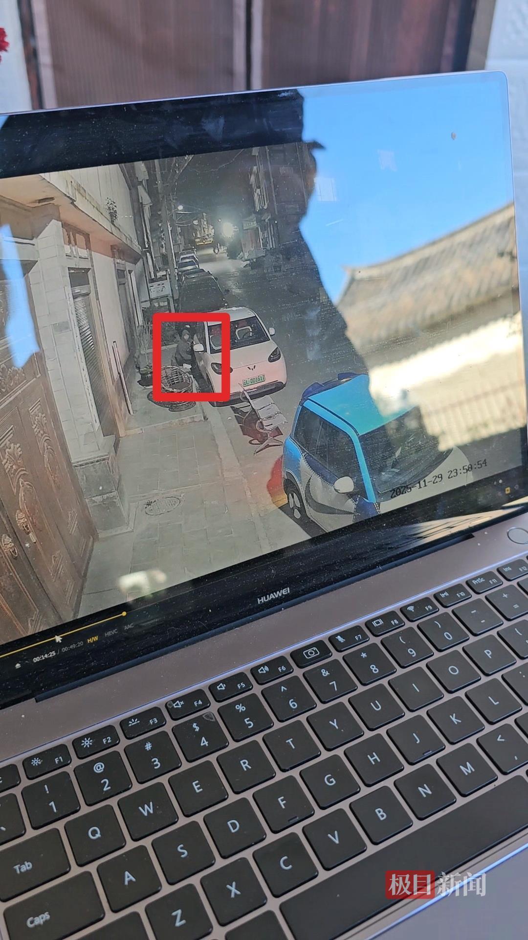 男子深夜划车的监控画面(视频截图)