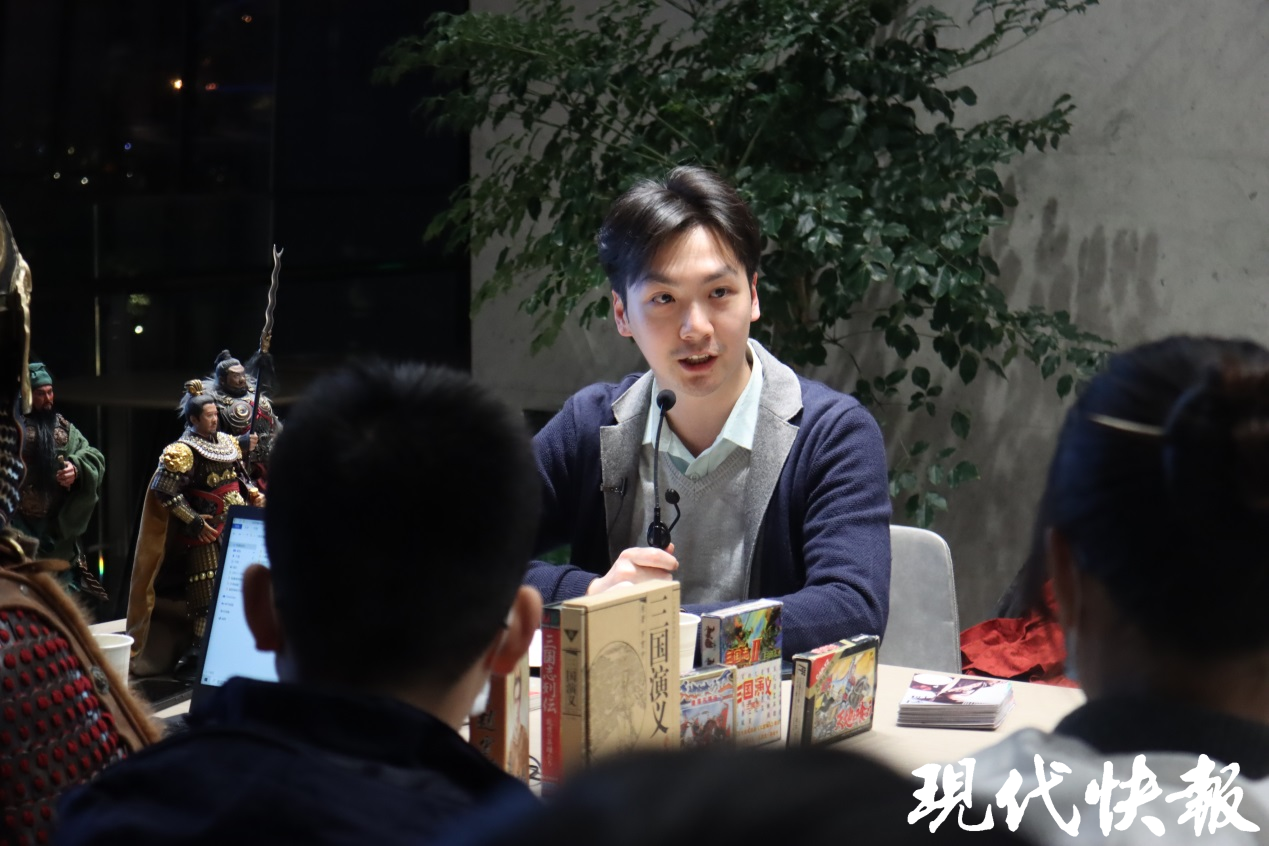 主持悦读沙龙活动的袁炜
