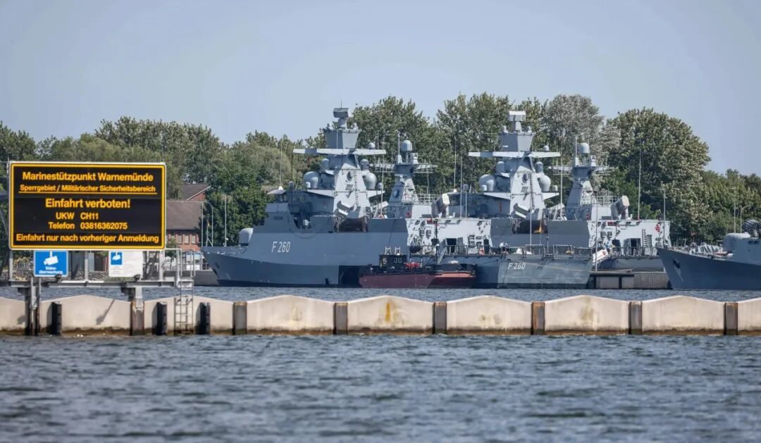 參與“波羅的海行動(dòng)”的北約艦艇??吭诘聡_斯托克的海軍基地