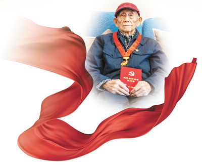 李世杰展示光荣在党50年纪念章。