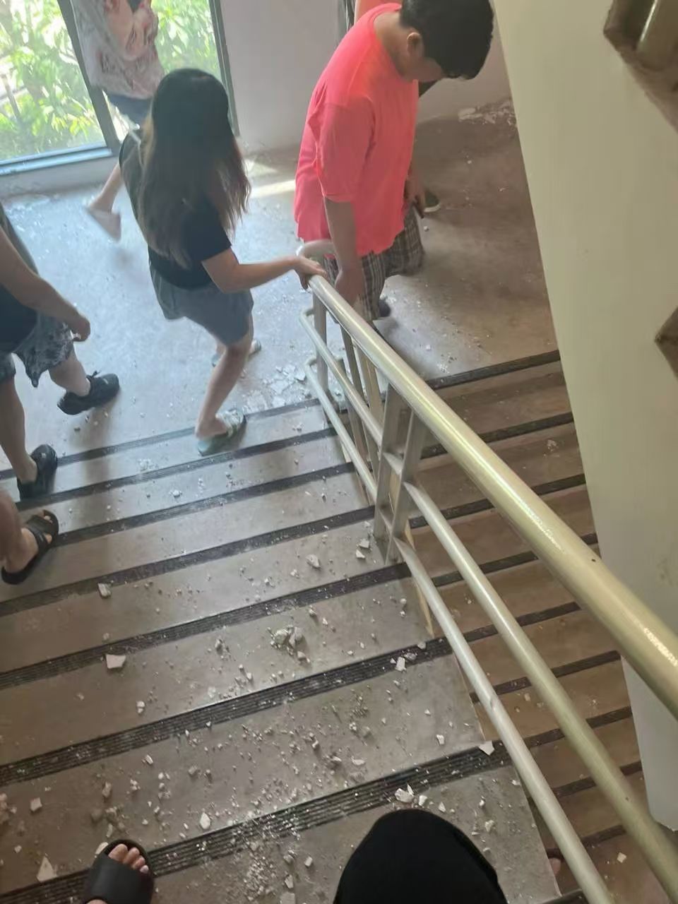 Ethan下楼避险时拍摄的画面。受访者供图