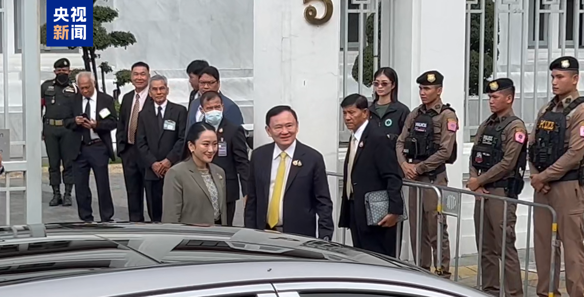 △泰國前總理他信(右)及其女兒佩通坦(左)現(xiàn)身泰國最高法院