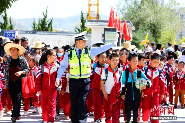 甘肃省陇南市礼县公安局交管大队民警坚守“护学岗”,护航学生平安路。资料图 杨含龙 摄