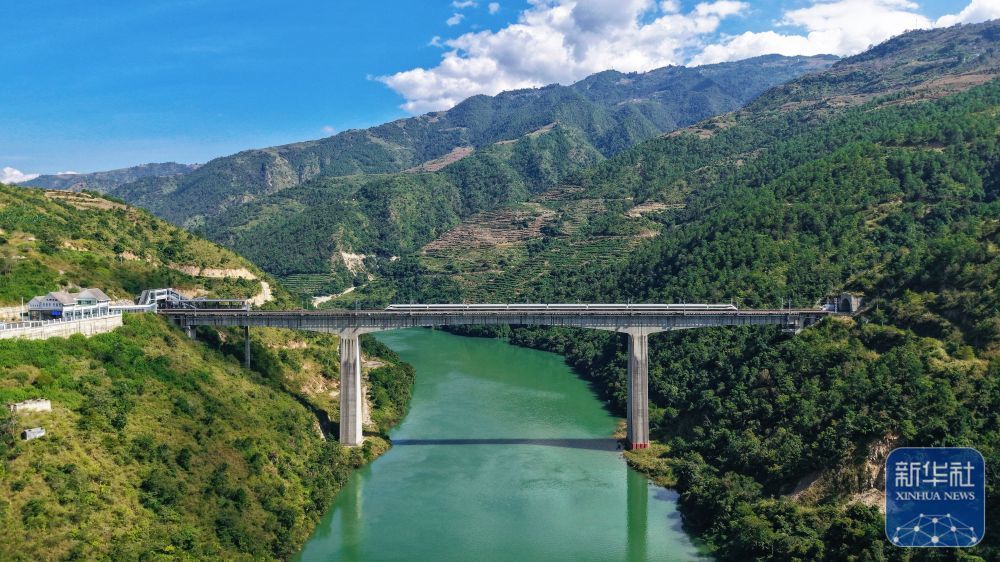 ↑ 10&#2637630日，一列动车组列车经过小湾东站（无人机照片）。