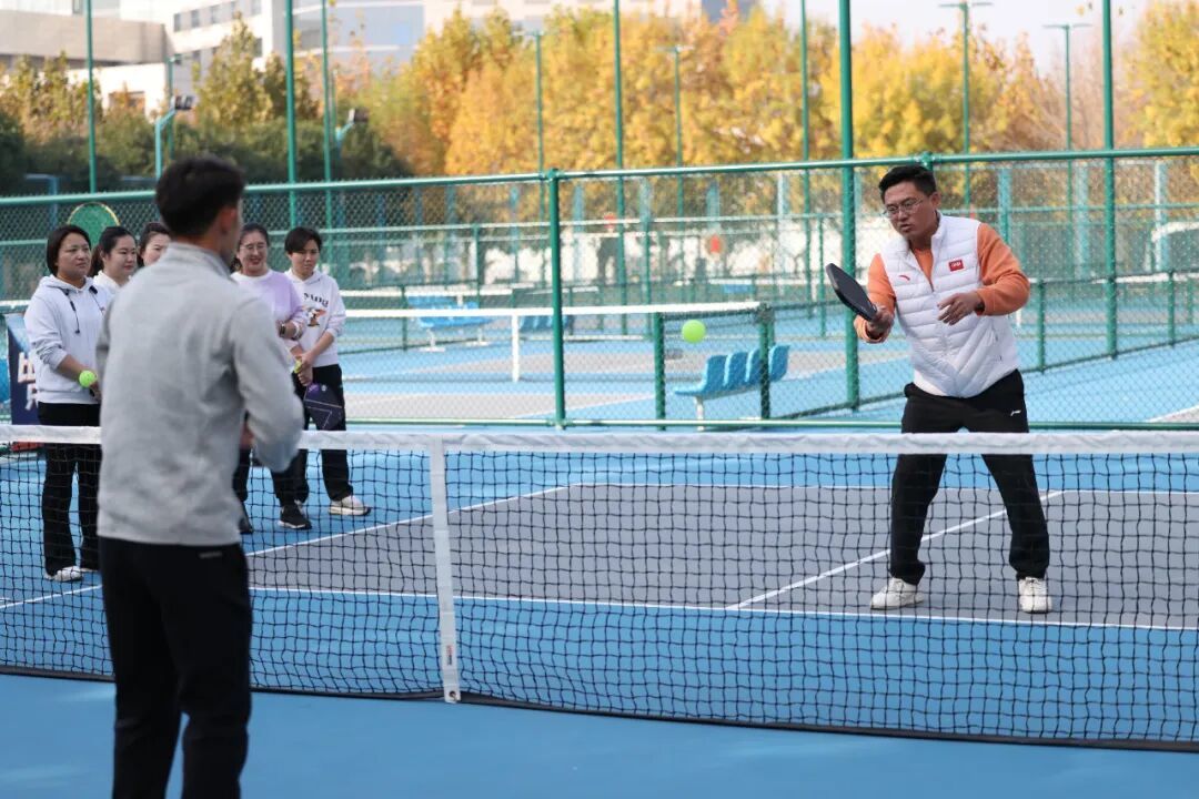 在羽毛球场就可以直接开始进行匹克球赛了。(图/IC Photo)