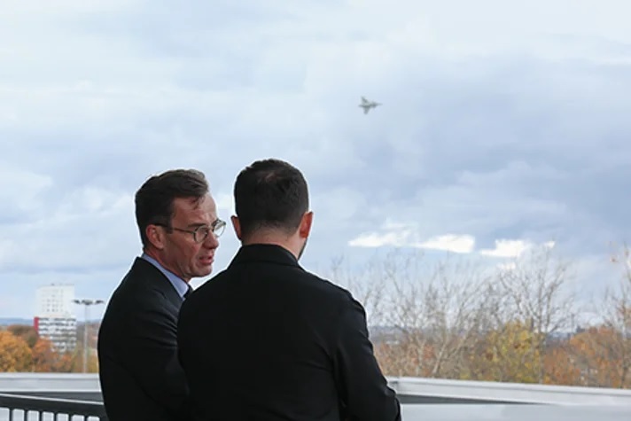 泽连斯基与克里斯特松观在看“鹰狮”飞行表演期间交谈 瑞典政府网站