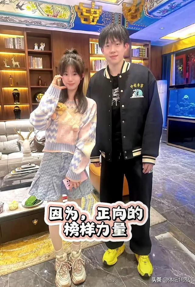 国乒节俭太太！小刘国正9岁的美娇妻：王楚钦买的裙子俩女儿都穿