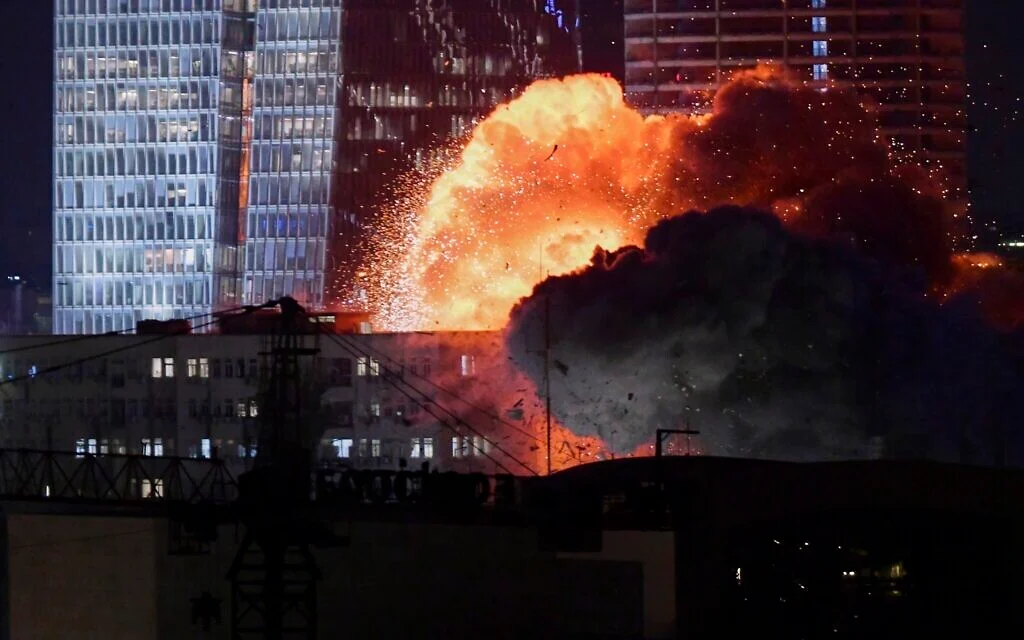 当地时间6月13日,以色列特拉维夫,伊朗导弹袭击期间该市发生爆炸。图源:美媒