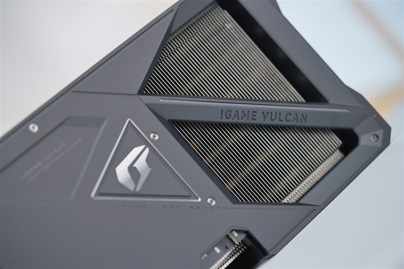 七彩虹iGame RTX 5070 Ti Vulcan OC显卡评测:一键提速降温、磁吸组件玩法多样